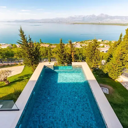 Serenity, Luxury Lakeside Manor