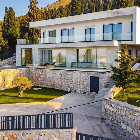 Villa Serenity, Luxury Lakeside Manor