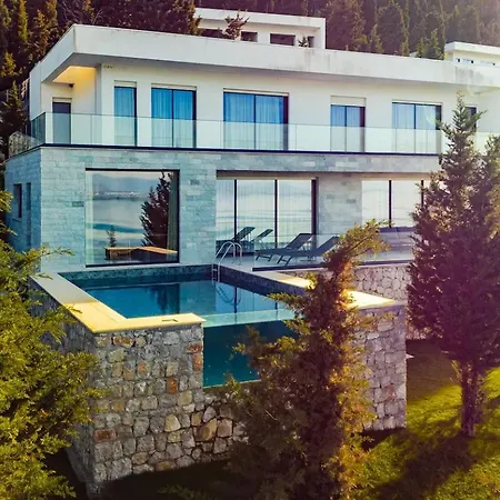 Serenity, Luxury Lakeside Manor