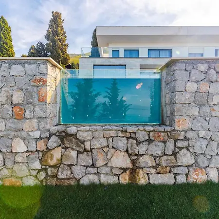 Villa Serenity, Luxury Lakeside Manor *