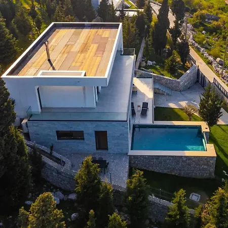 Villa Serenity, Luxury Lakeside Manor *