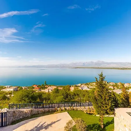 Serenity, Luxury Lakeside Manor Villa *