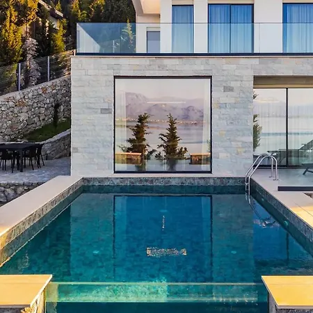 Villa Serenity, Luxury Lakeside Manor *
